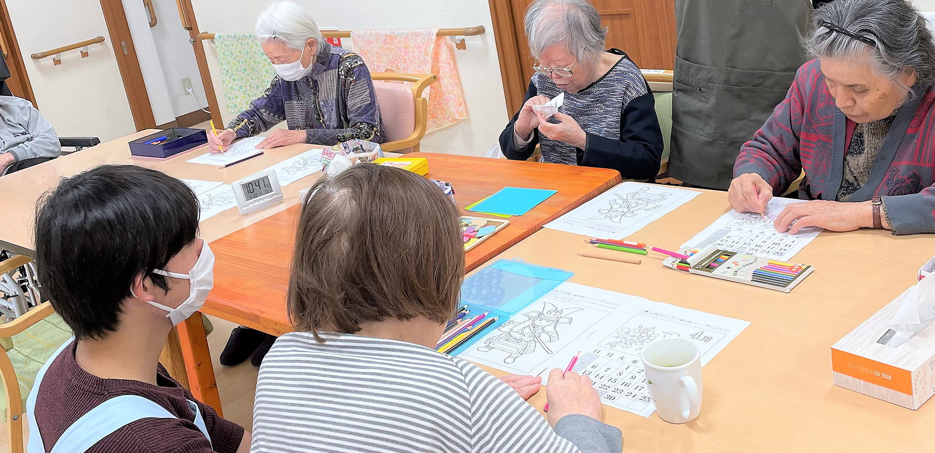 塗り絵などをする利用者様
