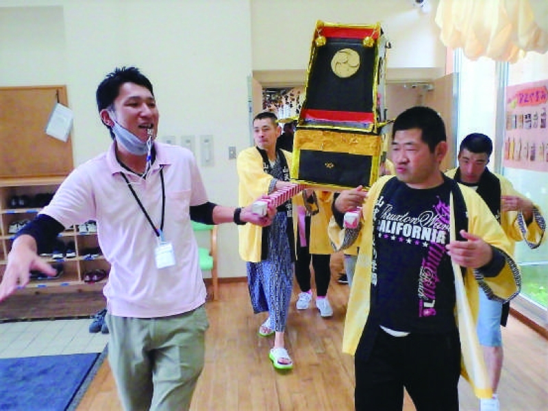 利用者様とお神輿