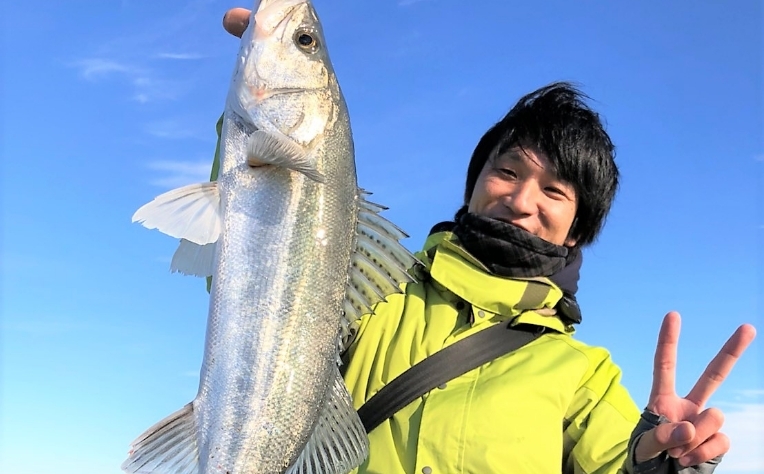 スズキを釣る斎藤さん