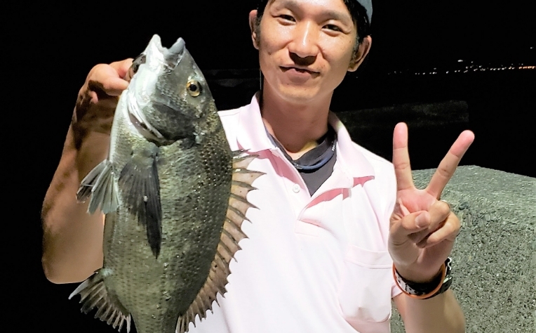 クロダイを釣る斎藤さん