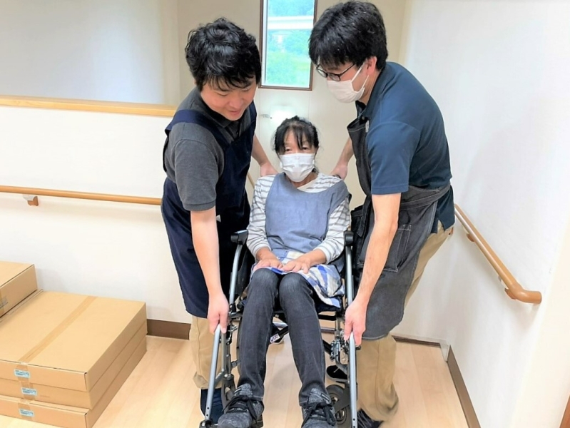 利用者様を支援する渡邉さん